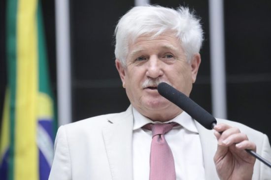 Airton Faleiro propõe debate sobre atendimento a saúde em barcos-hospitais no Baixo Amazonas.